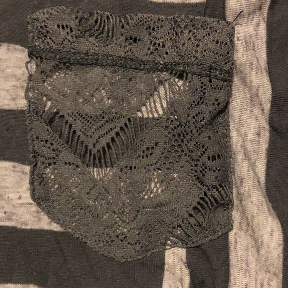 Adorable Handkerchief style shirt with lace pocket - Picture 2 of 4